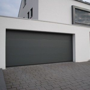 Porte da garage in acciaio con venature del legno